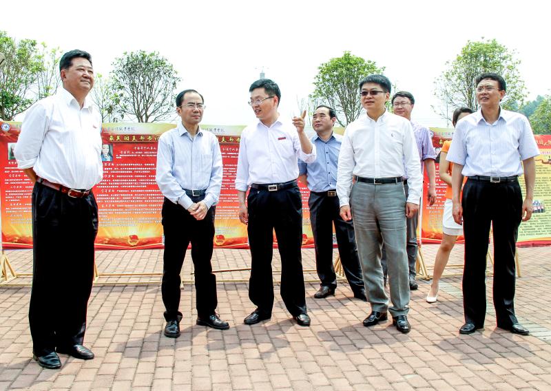 3.民盟中央常委、重庆市委主委，重庆市政协副主席,时任重庆市副市长吴刚莅临世界杯官网调研.jpg